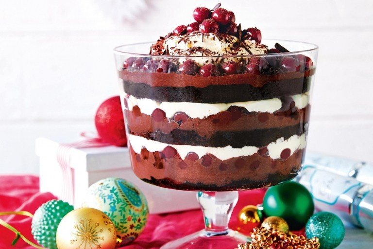 Prepare sobremesa em camadas para a véspera de Ano Novo em uma receita fácil de vidro com cerejas e chocolate