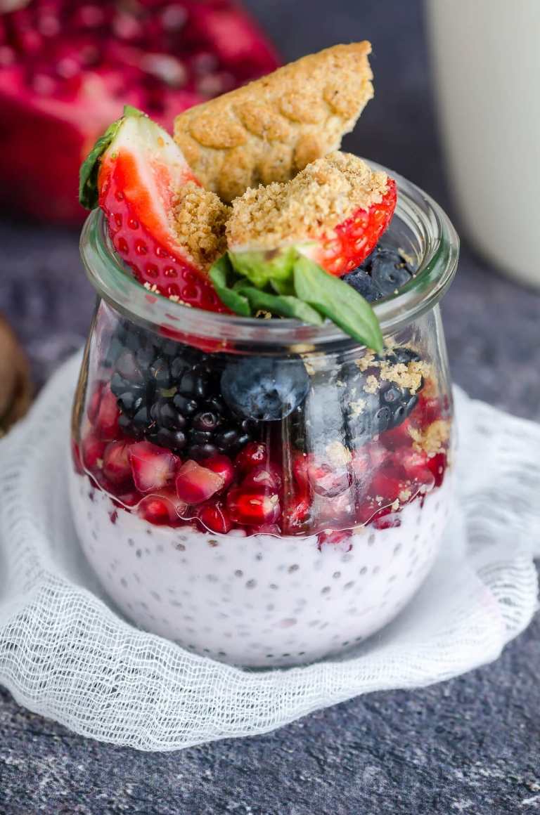 Mesa de cabeceira infantil de ano novo com iogurte e frutas