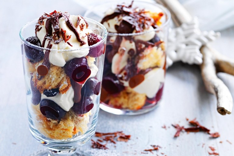 Prepare a sobremesa de Réveillon em um copo com receita de cerejas e sorvete