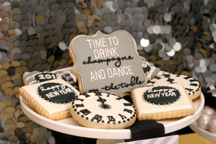 sobremesa para bolo de véspera de ano novo prato-branco-decoração-festa-bolinhos-biscoito-açúcar de confeiteiro-relógio-preto-branco-cinza