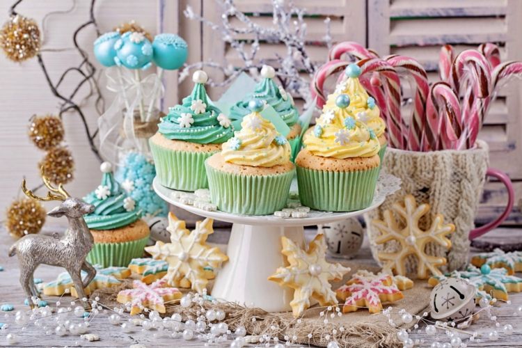 sobremesa para a véspera de ano novo cupcakes-chantilly-açúcar estrelas-pérolas-biscoitos-flocos de neve-decoração-bolo-pops-bolo azul prato