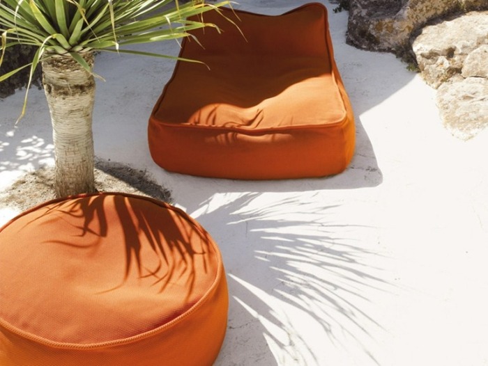 Jardim-salão-móveis-pufe-laranja-capa-almofadas de chão-FLOAT-Paola-Lenti