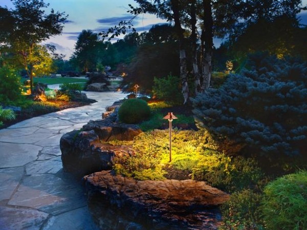 ideias para iluminação de jardim acentuam a decoração de pedra