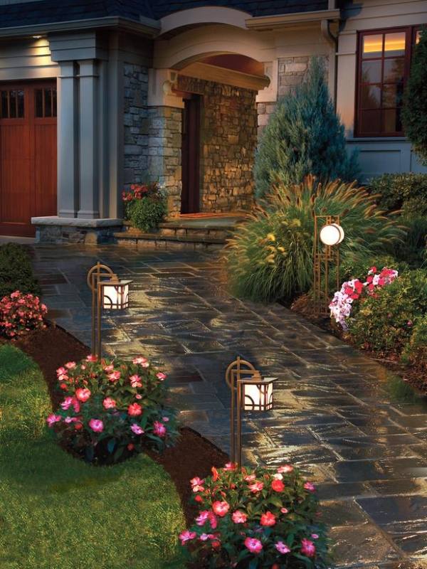 ideias para iluminar lâmpadas de pé no jardim na lateral