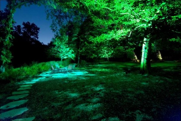 ideias para iluminação de jardim iluminam a área de estar