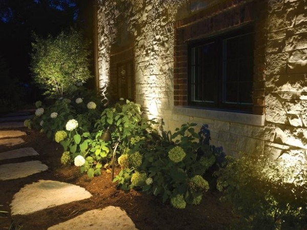 ideias para iluminação no jardim iluminam paredes de casas