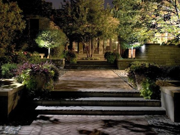 ideias para iluminação de jardim iluminando escadas
