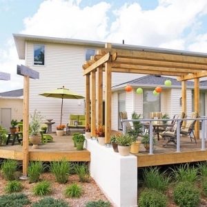 ideias para renovar terraço de madeira após caramanchão de jardim
