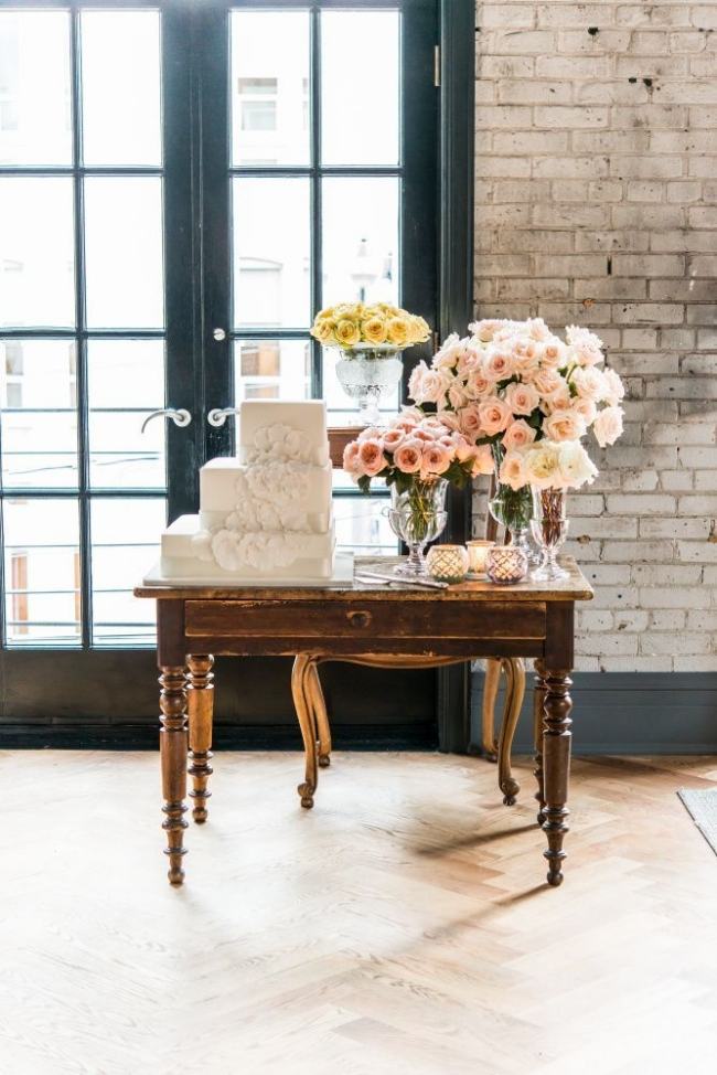 sobremesa-mesa-vintage-madeira-ideias-decoração-primavera-bolo de casamento