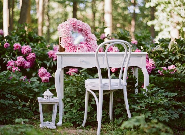 casamento-romântico-no-jardim-flores-rosa-branco-cadeira-surrada-penteadeira