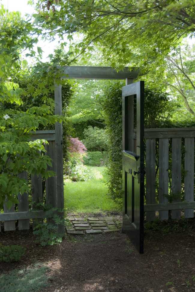 Dicas de design de moldura de porta de madeira para o jardim da frente