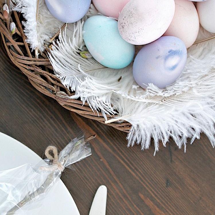deco-ideias-páscoa-rattan-tigela-brancas-penas-páscoa-ovos-cores pastel