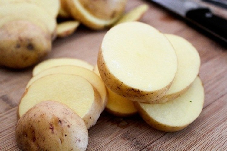 remédios caseiros-dor de dente-fatias de batata-casca de batata-faca-tábua de cortar