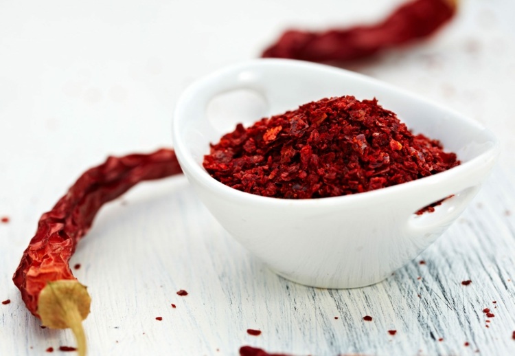 remédios caseiros-dor de dente-flocos de pimenta-malagueta-pimenta-tigela-branco