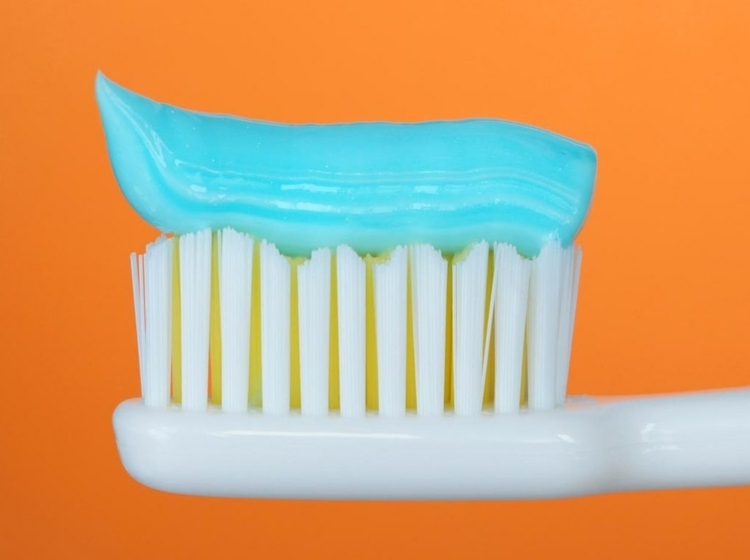 remédios caseiros-dor de dente-pasta de dente-azul-escova de dente-branco-laranja