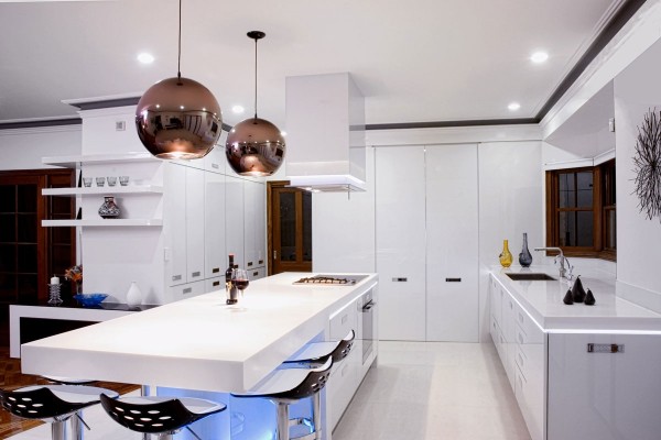 ideias de interiores brancos para iluminação led de cozinha