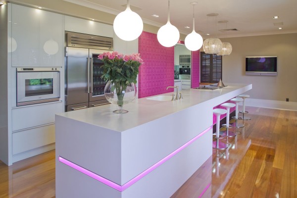 ideias de elementos rosa para iluminação led de cozinha