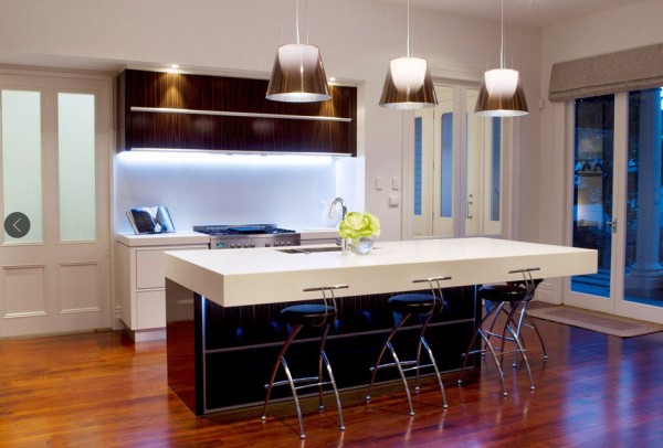 ideias de bancada de cozinha branca para iluminação LED de cozinha