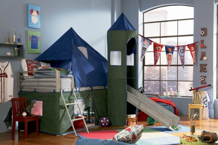 Crianças aventura cama castelo ideia capa slide guirlandas bandeiras