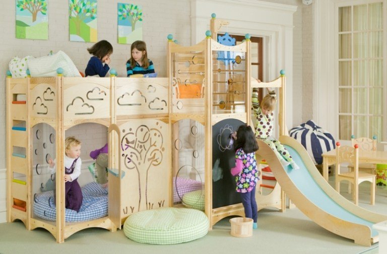cama de aventura infantil com motivos perfurados de madeira sala de jogos ideia escalada