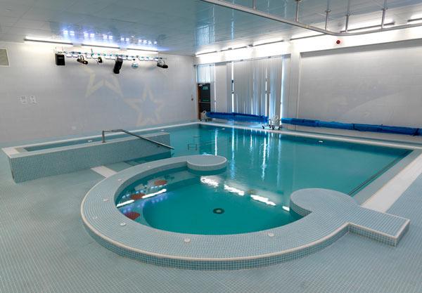 2-refrescante-casa-piscina-designer
