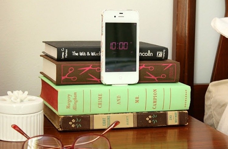 Estação de carregamento DIY-project-old-book-iphone Decoração com livros