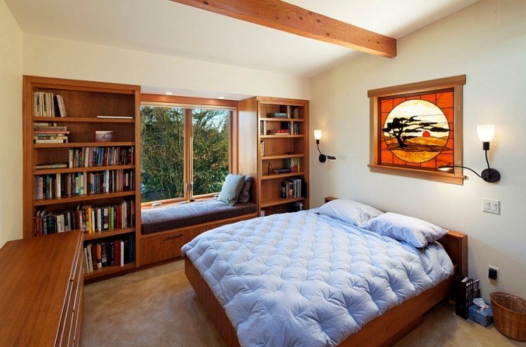 quarto-construído-em-madeira-parede-estante-leitura canto-peitoril da janela