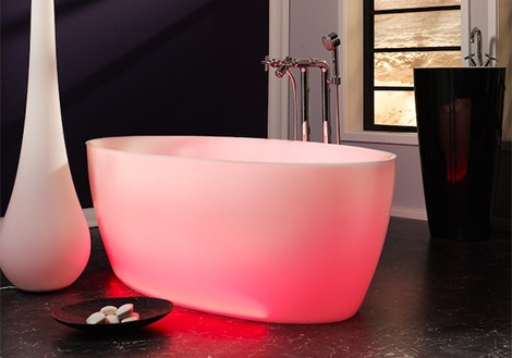 O Dip D ilumina as banheiras Chromo com uma massa aquática de design moderno
