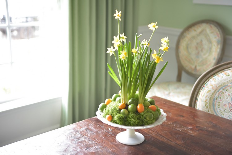 ideias deco para a mesa de páscoa arranjo-bolo suporte-musgo-pintado-ovos-narcisos