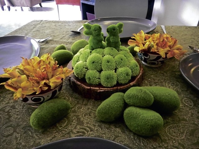 Páscoa decoração mesa crisântemos verdes musgo coelhos figuras