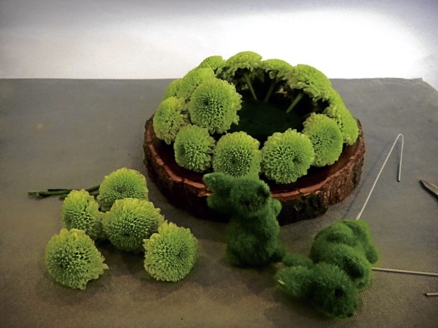 Faça sua própria mesa de Páscoa coelhos crisântemos verdes