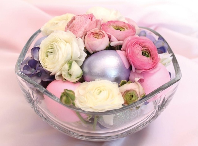 Faça suas próprias idéias de decoração para as peônias de mesa de Páscoa ovos de hortênsia rosa roxa branca em uma tigela de vidro