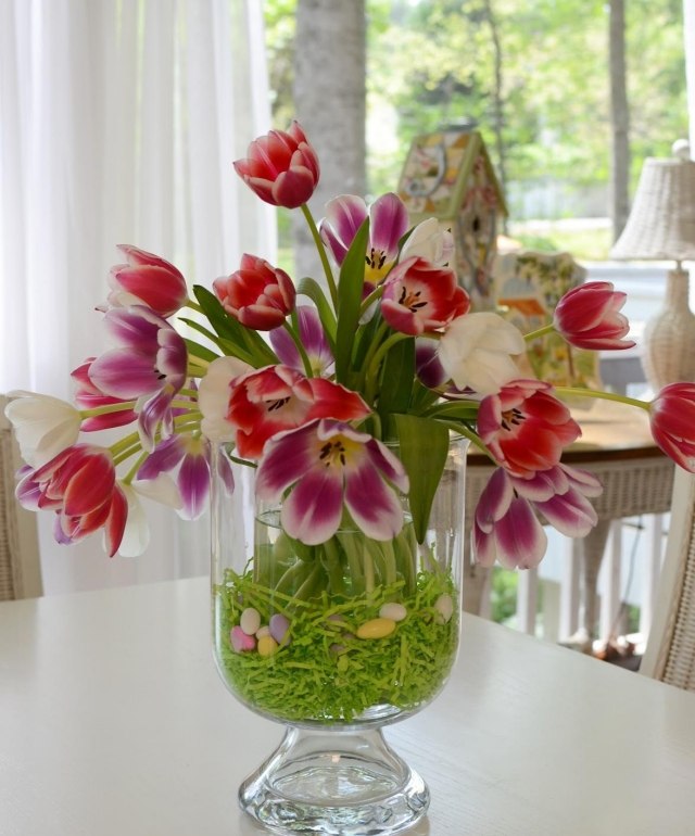mesa páscoa vaso de vidro tulipas arte grama ovos doces