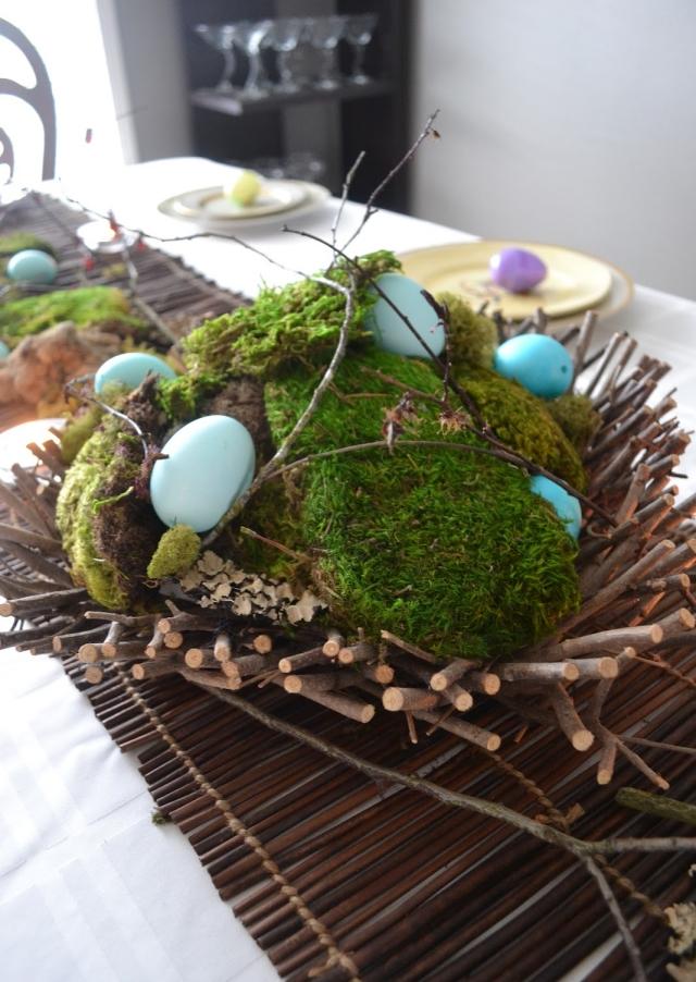 Idéias de decoração para a mesa de Páscoa arranjo rústico musgo galhos de ovos azuis