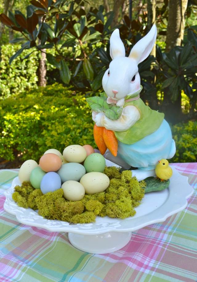 decoração de mesa imitando bolo de páscoa carrinho figura de coelho musgo pintado de ovos
