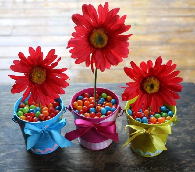 decore a mesa de páscoa você mesmo, faça baldes coloridos de doces de gérbera vermelha