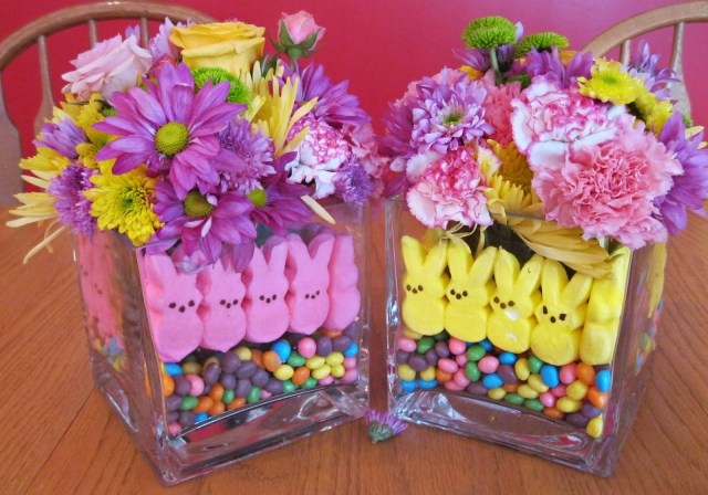 Idéias de decoração para a mesa de Páscoa você mesmo faça vasos de vidro com balas de flores quadradas