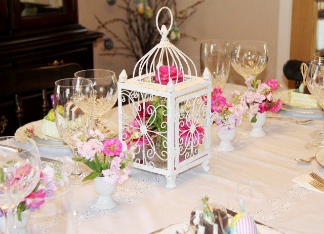 idéias de decoração mesa de páscoa imitação de castiçal de metal branco ovo copo flores