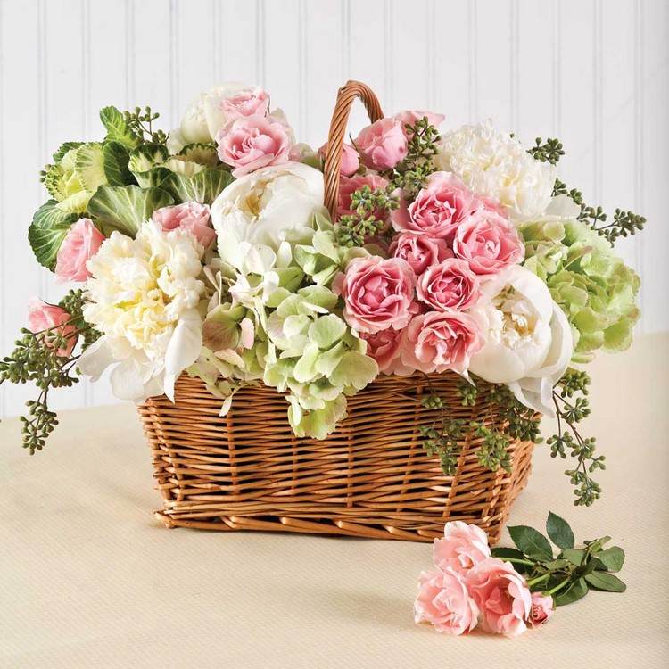 Idéias de decoração para a mesa de Páscoa cesta-peônias-hortênsia-rosas