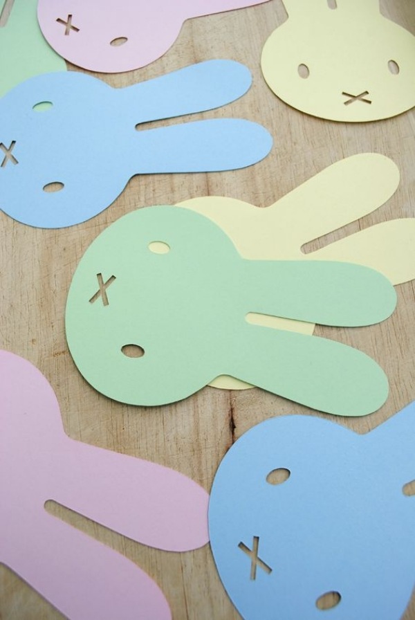 Coelhinhos da Páscoa coloridos em papel para fazer ideias para guirlandas
