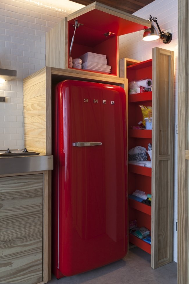 mobiliário pequeno apartamento cozinha vermelho geladeira espaço de armazenamento