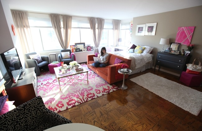 mobilar o pequeno apartamento sofá-cama um quarto toques de rosa