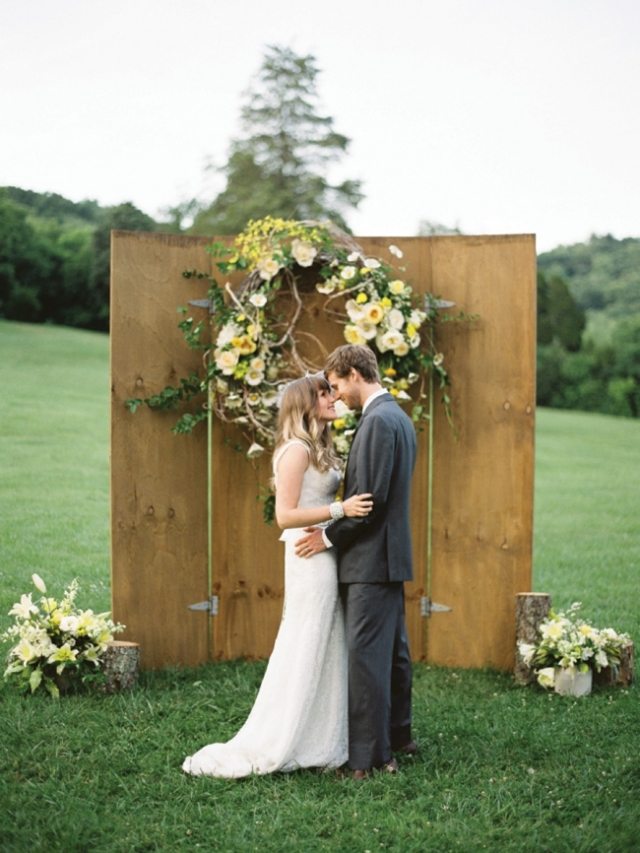 Ideias-de-portas-de-casamento-pano de fundo-para-fotos-enorme-flor-coroa de flores