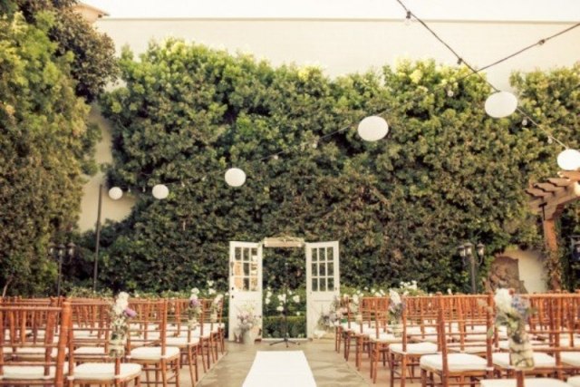ideias-casamento-altar-decoração-portas-fundo-branco plantas sebes