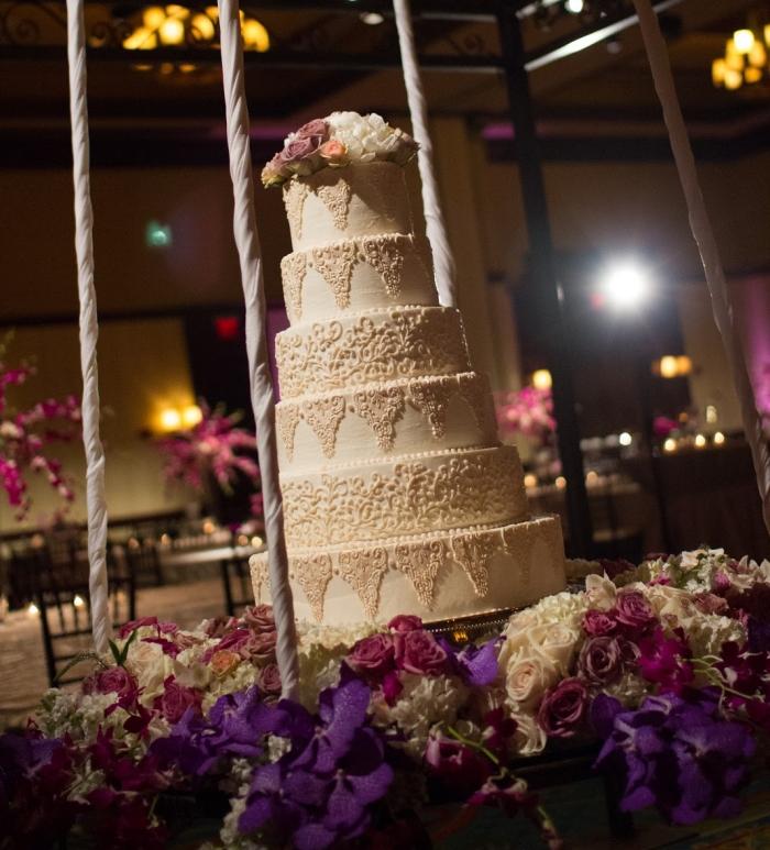 ideias-para-bolos-de-casamento-estilo-torre-decoração-flores-renda-look