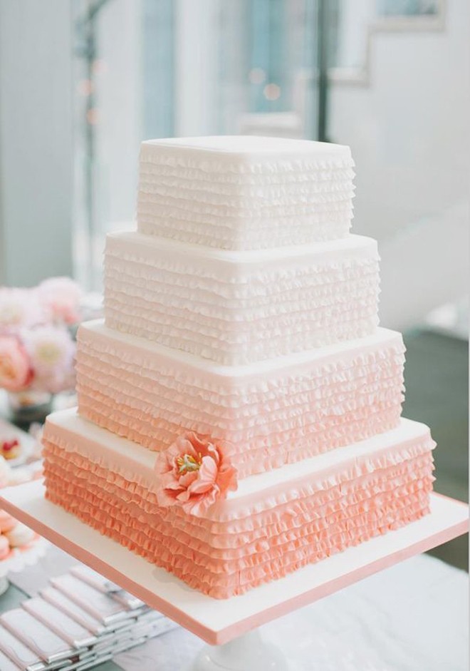 Bolo-de-casamento-em-formato-torre-decoração-simples-ombre-capa-bolo-de-casamento