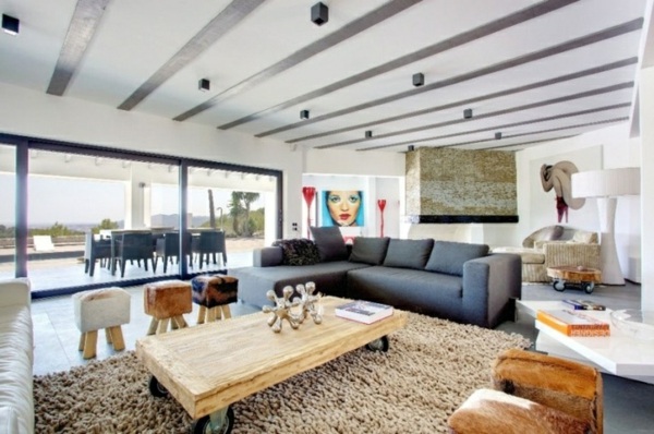 mesa rústica sofá cinza quadros grandes decoração de parede