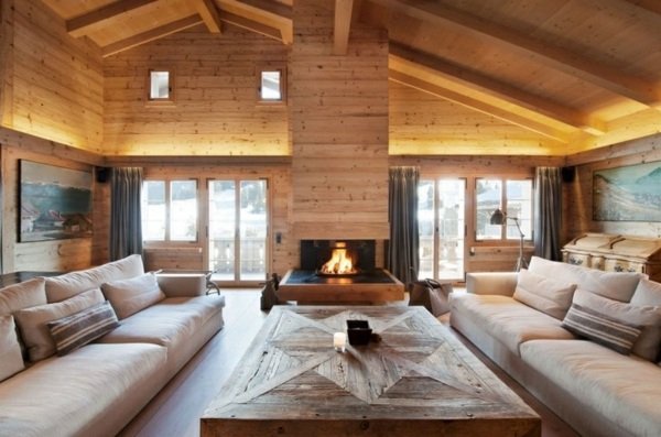 Sala de estar estilo country com parede de madeira lareira móveis de cor creme