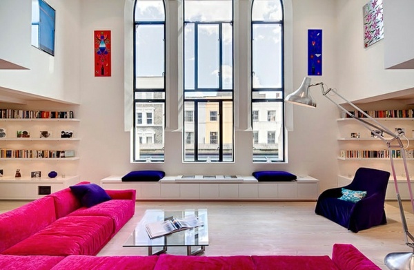 sofá rosa poltrona azul design de paredes brancas