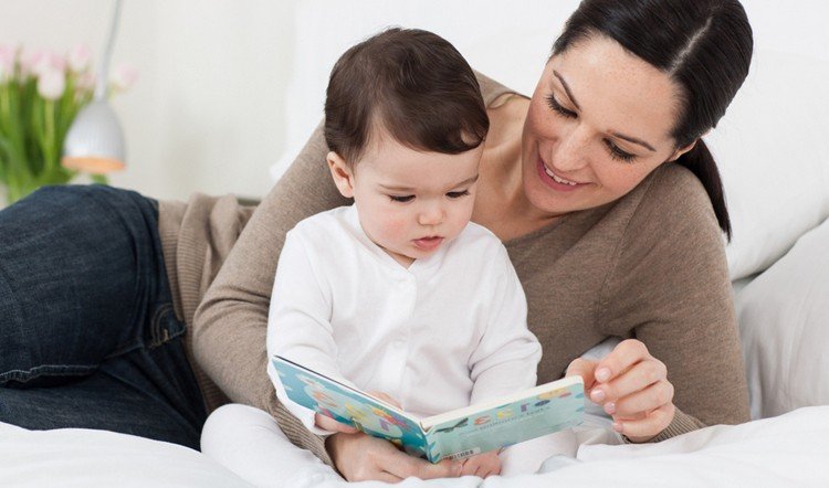 atividades internas lendo livros para bebês de 1 ano